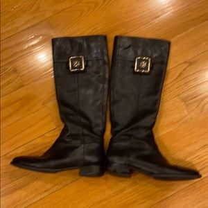 Tory Burch leather boots in good conditions.